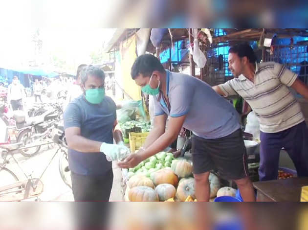ओडिशा: भुवनेश्वर में कार्यकर्ताओं ने कोरोना वायरस संक्रमण के मद्देनज़र बांटे फेस मास्क