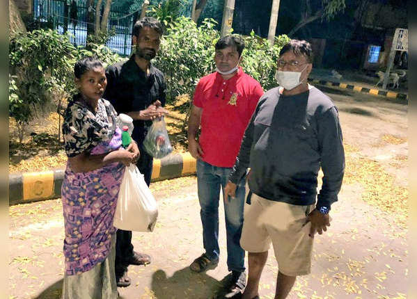 एक मेसेज और दौड़ पड़े