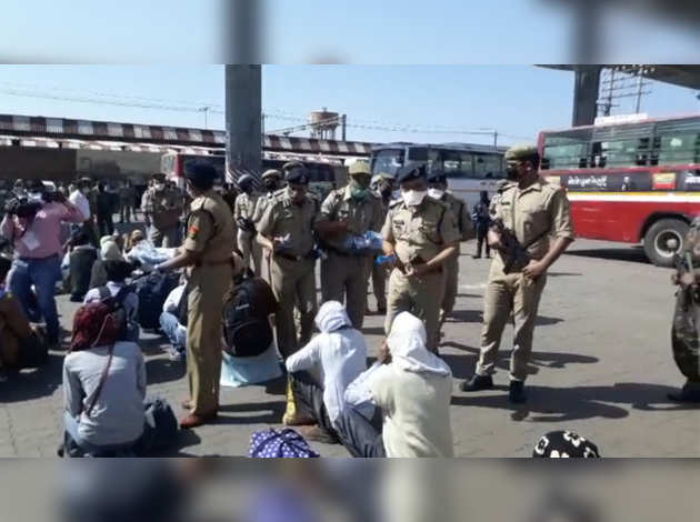 कोरोना वायरस लॉकडाउन: पुलिसकर्मी भोजन, पानी के साथ प्रवासी श्रमिकों की कर रहे हैं मदद