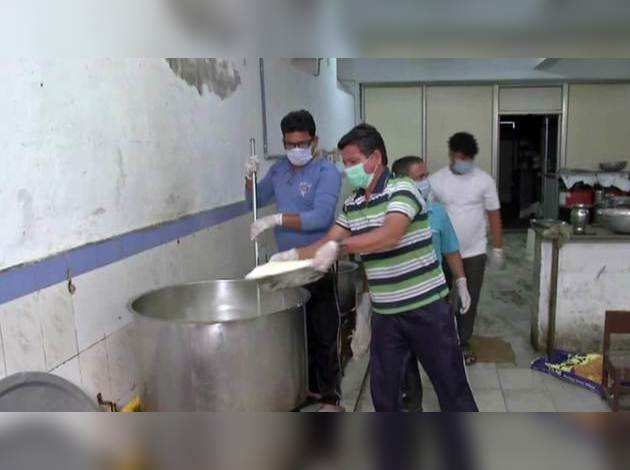 COVID-19: आरएसएस ने आनंद विहार में रुके प्रवासी मजदूरों के लिये की खाने की व्यवस्था