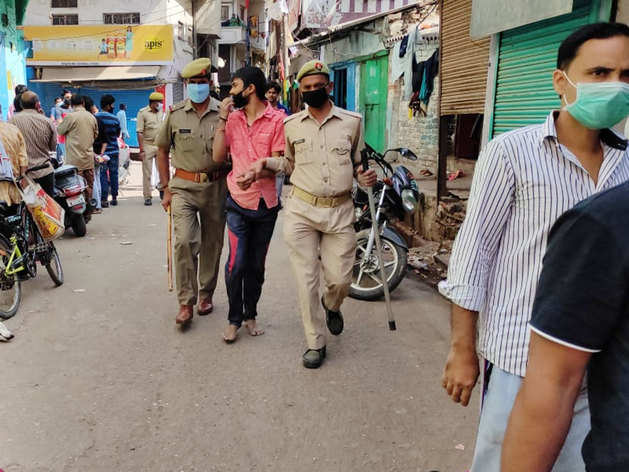 आम आदमी बनकर DM, SSP पहुंचे बाजार, ज्यादा दाम पर सामान बेच रहे दुकानदार हिरासत में