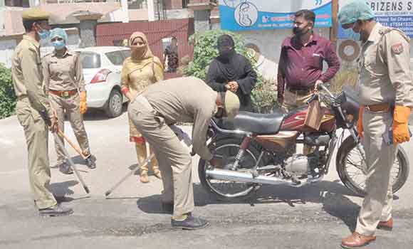 लॉकडाउन में लोग घरों में, पुलिसकर्मी सडक़ों पर मुस्तैद