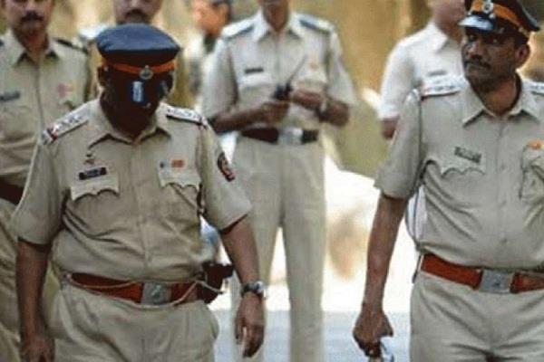 पालघर में साधुओं की पीट-पीट कर हत्या, 35 पुलिसकर्मियों का तबादला