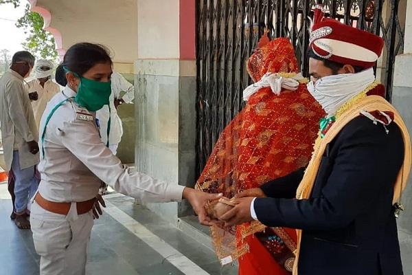 लॉकडाउन में हुई अनोखी शादी, जब महिला SI ने पढ़े मंत्र और दिया जलाकर कराए सात फेरे