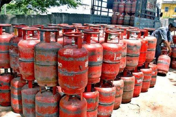 लॉकडाउन के बीच आम आदमी को राहत, आज से रसोई गैस हुई सस्ती
