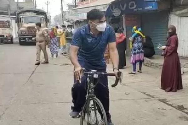 UP: साइकिल पर सवार होकर निकले SSP, शहर का लिया जायजा