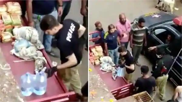 कोरोना से बेहाल पाक में दिखा पुलिस का क्रूर चेहरा, लॉकडाउन में राशन और सब्जी लूट रहे सुरक्षा बल