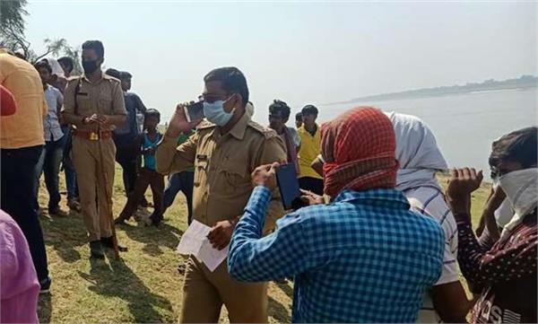 भदोही: 5 बच्चों को गंगा में फेंक कर फरार हुई कलयुगी मां, तलाश में जुटे गोताखोर