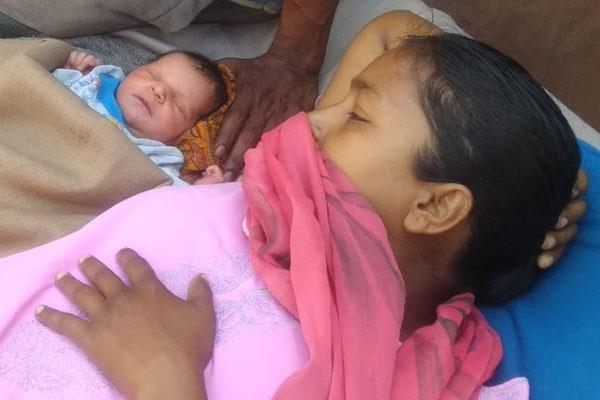 लाॅकडाउन: गर्भवती ने पुलिस वैन में दिया बच्चे को जन्म