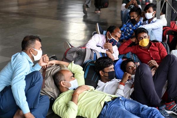 बड़ा झटका: कोरोना से जून तक करीब 30 करोड़ से ज्यादा लोगों की जा सकती है नौकरी!
