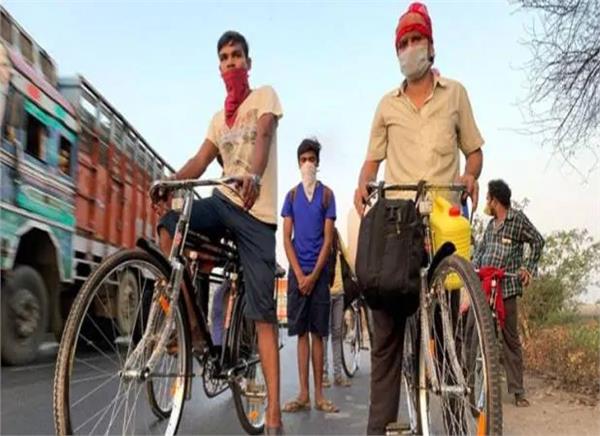 मुंबई से गोरखपुर के लिए साइकिल पर निकले ये मजदूर, जानिए क्या है इस निर्णय की वजह