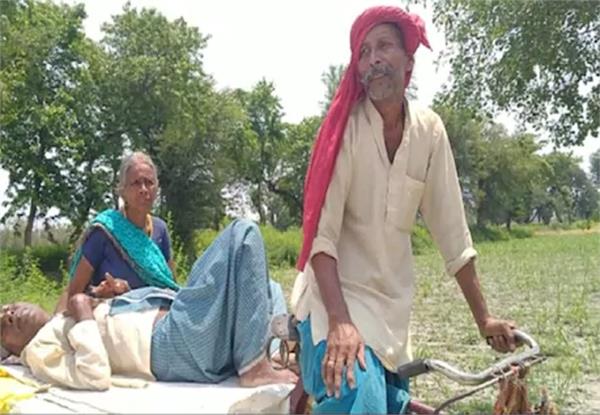 UP: लॉकडाउन के दौरान बीमार पति को ठेले पर लादकर बैंक पहुंची बुजुर्ग महिला, जानिए पूरा मामला