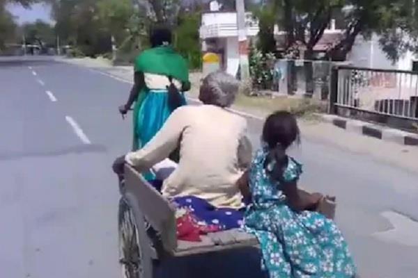 लॉकडाउनः बीमार बाबा को ठेले पर लादकर 7 किमी चलीं बेटियां, पुलिस ने किया वापस