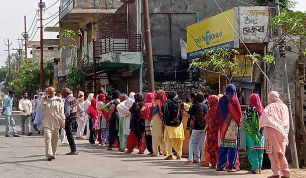 बैंको पर पैसा निकालने वालो की लंबी लाईन