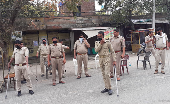 नकुड: लाकडाउन को कामयाब करने में दिन-रात लगे है पुलिसकर्मी