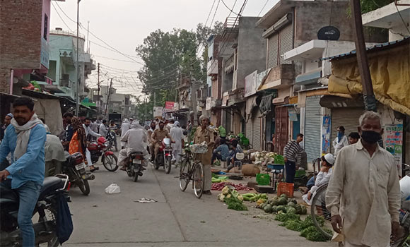पुलिस ने दी बिना मास्क बाहर न निकलने की हिदायत, सब्जी मंडी में हुआ नियमो का पालन