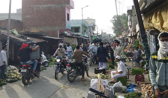 नकुड की सब्जी मंडी में उड रही है सोशल डिस्टेंसिंग की धज्जियां