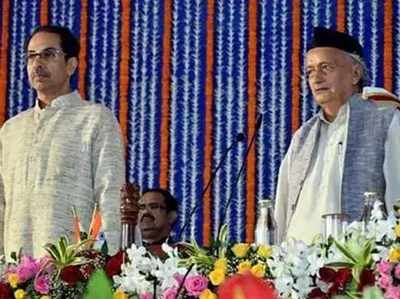 राज्यपाल कोटे से उद्धव ठाकरे बनेंगे एमएलसी, सीएम की कुर्सी का टेंशन दूर!राज्यपाल कोटे से एमएलसी बनेंगे उद्धवमुंबई महाराष्ट्र में एमएलसी का चुनाव टलने के बाद मुख्यमंत्री उद्धव ठाकरे को राज्यपाल कोटे से एमएलसी बनाया जाएगा। महाराष्ट्र कैबिनेट में इसको लेकर प्रस्ताव पास हो गया है। इस राज्यपाल भगत सिंह कोश्यारी से अनुरोध किया गया है। बता दें कि दो पहले ही महाराष्ट्र में कोरोना वायरस के खतरे को देखते हुए एमएलसी चुनाव टाल दिया गया था। इसके बाद से ही उद्धव की सीएम पद की कुर्सी पर संकट के बादल मंडरा रहे थे। हालांकि अब बादल छंटते नजर आ रहे हैं। बता दें कि संविधान की धारा 164 (4) के अनुसार, किसी राज्य के मुख्यमंत्री का 6 महीने के अंदर ही सदन का सदस्य होना अनिवार्य होता है। उद्धव ठाकरे ने 28 नवंबर 2019 को सीएम पद की शपथ ली थी। ऐसे में सीएम पद को बनाए रखने के लिए 28 मई से पहले ही उनका विधानमंडल का सदस्य होना जरूरी है। महाराष्ट्र में राज्यपाल द्वारा मनोनीत होने वाली विधान परिषद की दो सीटें खाली हैं। इन्हीं में से एक सीट पर कैबिनेट ने उद्धव ठाकरे के नाम को नामित करने के लिए राज्यपाल के पास सिफारिश भेजी है। अगर राज्यपाल सहमत हो जाते हैं तो उद्धव ठाकरे अपनी कुर्सी बचाए रखने में सफल हो सकते हैं।