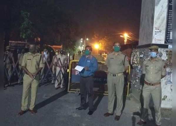भोर में ही मगहर पहुंचा पुलिस-प्रशासन