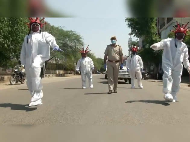 देखें: दिल्ली पुलिस ने लोगों को डराने के लिये तैनात किये 'कोरोना मेन'