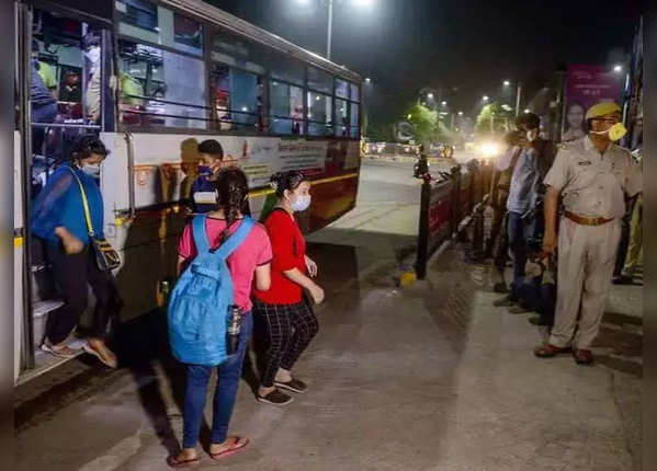 फंसे हुए लोगों को ले जाना बड़ी चुनौती
