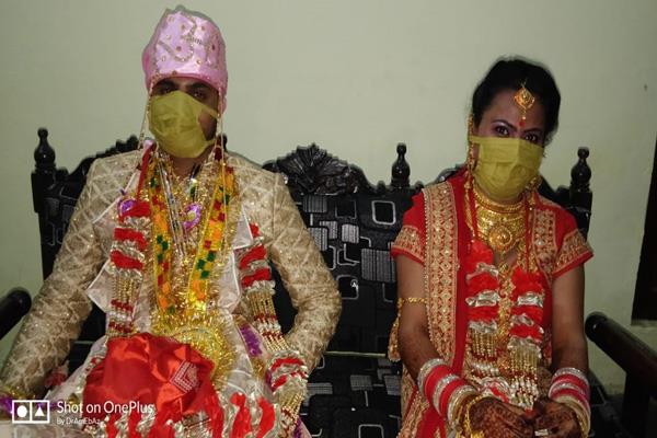 न बैंड-बाजा और न ही बारात, पाँच बारातियों के साथ आया दूल्हा और ले गया दुल्हन