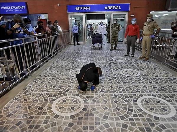 वतन लौटते ही भारतीयों की आंखों में आया आंसुओं का सैलाब, पैर रखते ही जमीन पर माथा टेककर किया सजदा