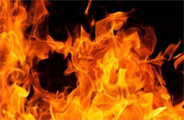 गुजरात में फंसा पति…घर पर संदिग्ध परिस्थितियों में जले पत्नी और 2 बेटे