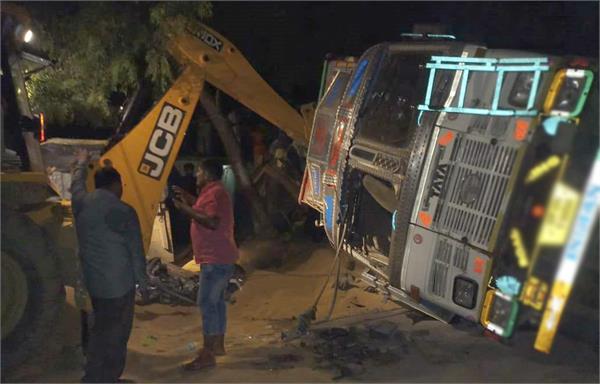 श्रमिकों को लेकर जा रहा ट्रक अचानक हुआ हादसे का शिकार, UP के 5 लोगों की दर्दनाक मौत