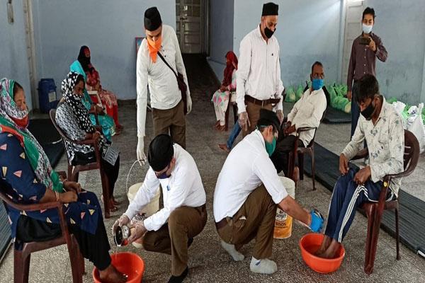 मजूदर दिवस: आरएसएस ने सफाई कर्मियों के पैर धोकर दिया सम्मान, भर आई आंखें