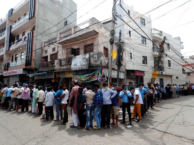दिल्ली में ठेके खुले: लाठियां खाईं, किलोमीटर लंबी लाइन में लगे शराब के दीवाने