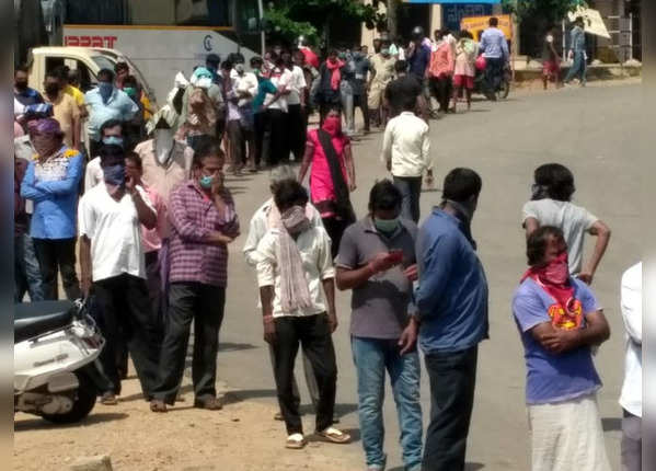 मास्क और रुमाल बांधे दिखे लोग