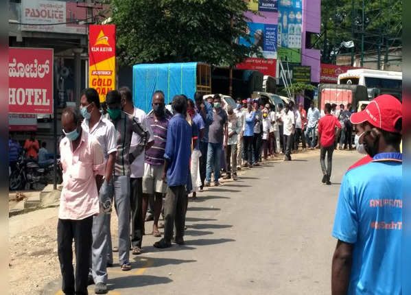 बेंगलुरु में लंबी-लंबी कतार