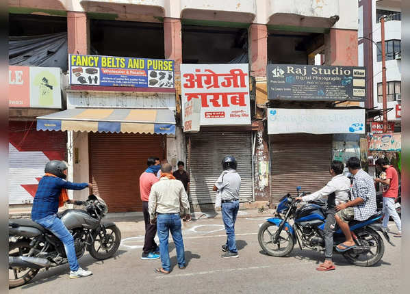 लखनऊ में भी दिखी बेसब्री