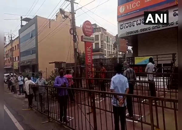 हुबली में 7 बजे ही लग गई लाइन