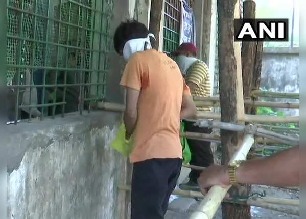रायपुर में मुंह ढककर निकले लोग