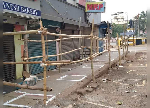 बैरिकेडिंग से सोशल डिस्टेंसिंग