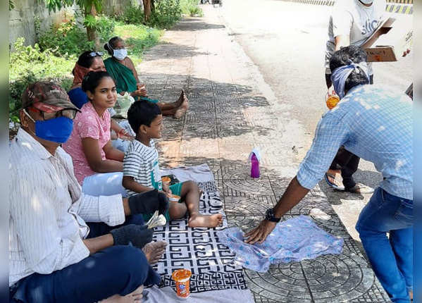 'घटनास्थल से निकाले गए लोगों की निगरानी'