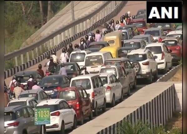 सराय काले खां में वाहनों की कतार