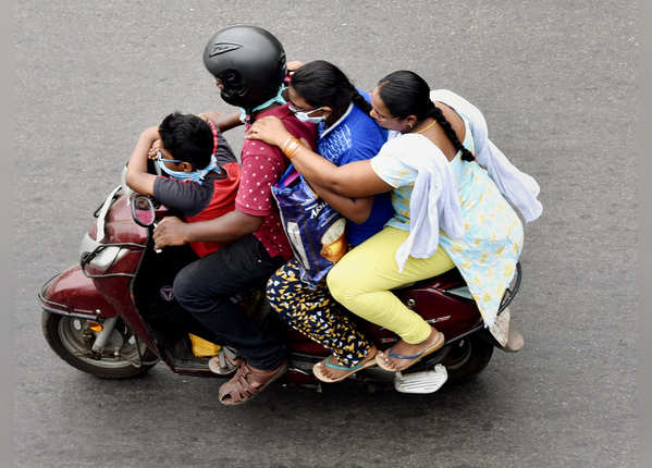 एक स्कूटी पर चार-चार लोग सवार