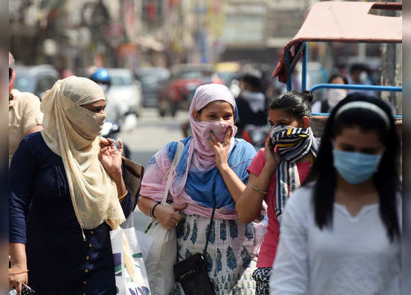 मास्क तो लगाया लेकिन सोशल डिस्टेंसिंग भूल गए लोग