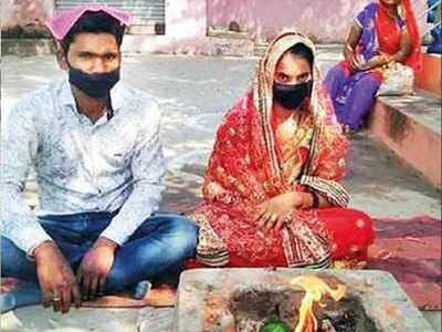 लॉकडाउन में टली शादी तो 80 किमी पैदल चलकर दूल्हे के गांव पहुंची दुलहन, मंदिर में लिए फेरे