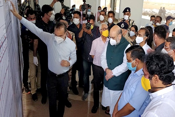 दिल्लीः राधा स्वामी में बने कोविड केयर सेंटर का निरीक्षण करने पहुंचे शाह-केजरीवाल