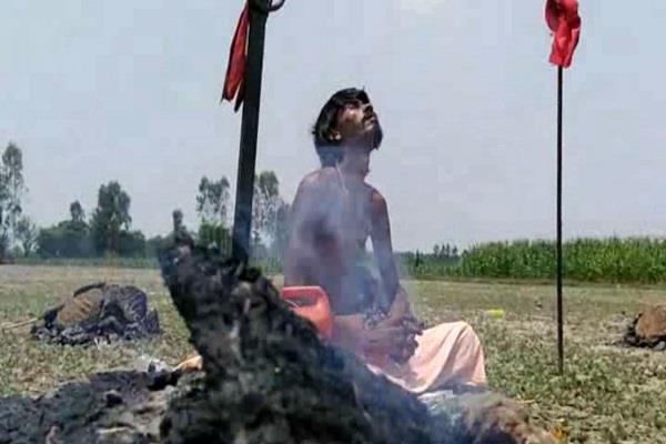 OMG: सुई-धागे से मुंह सिलकर माैन व्रत पर बैठा ग्रामीण