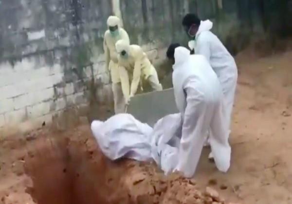 पुडुचेरी: सरकारी कर्मचारियों ने गड्ढे में फेंका कोरोना मरीज का शव, वीडियो वायरल