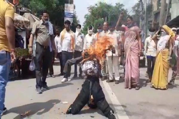 अलीगढ़ में कांग्रेसियों ने फूंका चाइना का राष्ट्रीय ध्वज, सरकार को भेजी चूडिय़ां