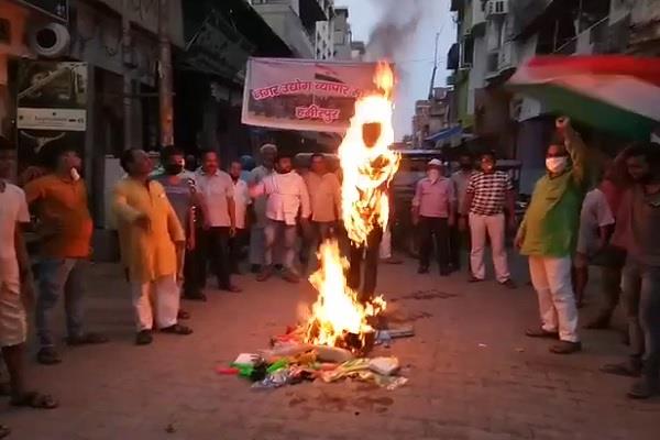 चीन-भारतः व्यापार मंडल ने चीनी सामानों को किया आग के हवाले