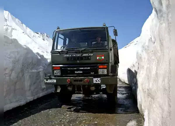 झील तक चीन ने बना रखी है सड़क