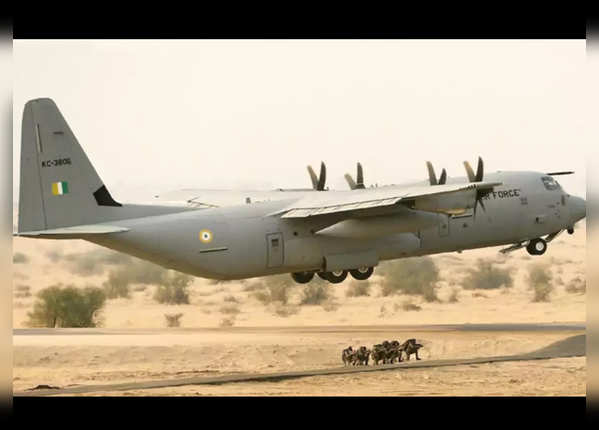 अमेरिका का C 130J एयरक्राफ्ट