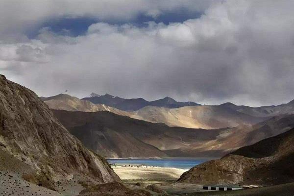 पैंगोंग में चीन का नया निर्माण, सैटेलाइट इमेज में दिखे PLA के टैंट
